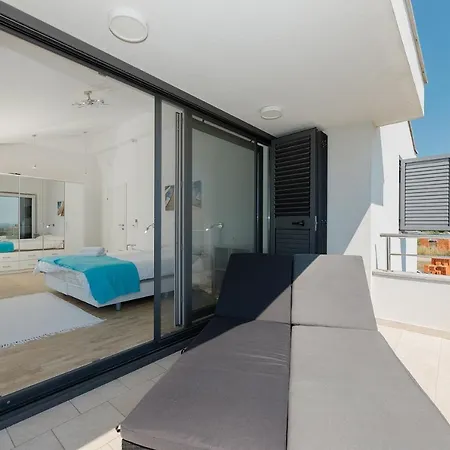 Malo Ferienvilla Privlaka, Pool, Boje, Wi-fi, Wallbox プリヴラカ
