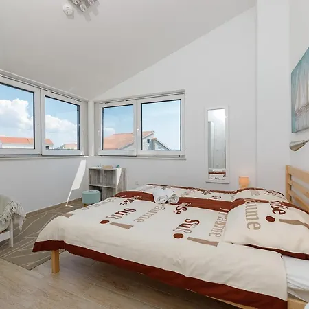 Malo Ferienvilla Privlaka, Pool, Boje, Wi-fi, Wallbox * Privlaka