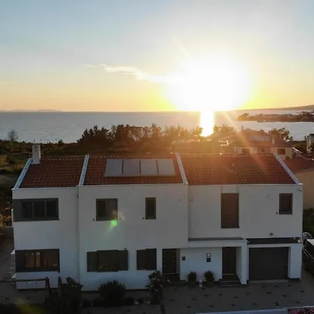 Malo Ferienvilla Privlaka, Pool, Boje, Wi-fi, Wallbox Apartman