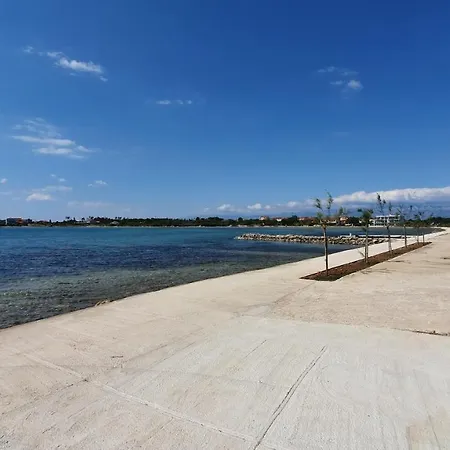 Malo Ferienvilla Privlaka, Pool, Boje, Wi-fi, Wallbox Privlaka (Zadar)