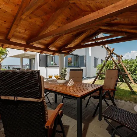 Malo Ferienvilla Privlaka, Pool, Boje, Wi-fi, Wallbox Appartement
