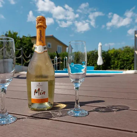 Malo Ferienvilla Privlaka, Pool, Boje, Wi-fi, Wallbox Privlaka (Zadar)