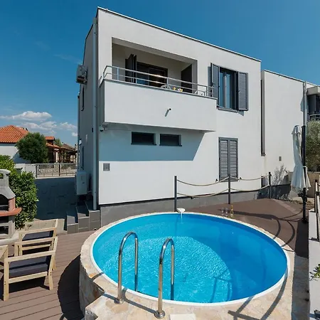 Malo Ferienvilla Privlaka, Pool, Boje, Wi-fi, Wallbox Apartment *