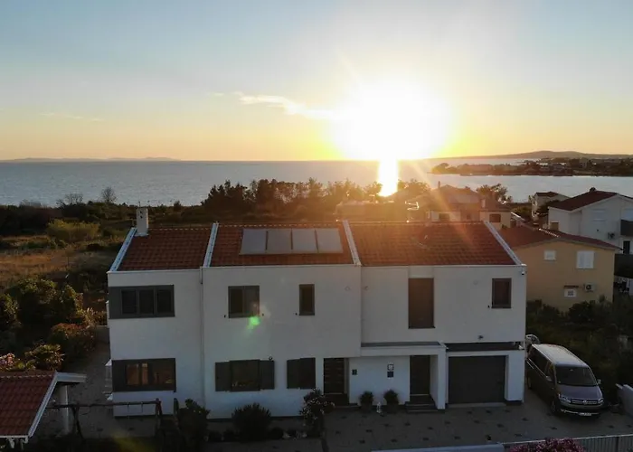 Malo Ferienvilla Privlaka, Pool, Boje, Wi-fi, Wallbox Lägenhet