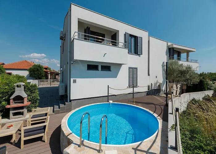 Malo Ferienvilla Privlaka, Pool, Boje, Wi-fi, Wallbox Privlaka (Zadar)